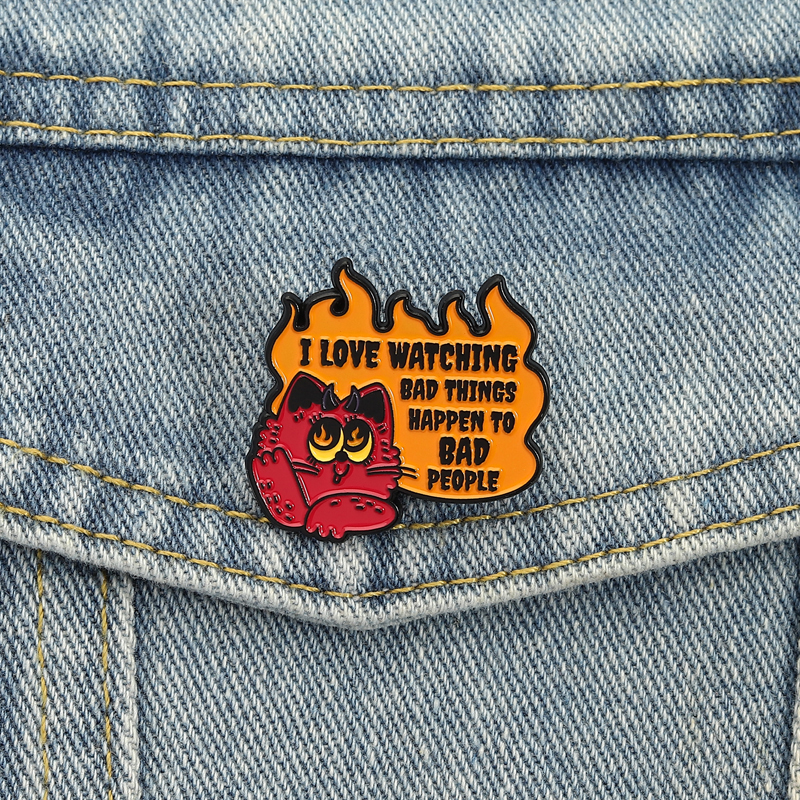 Evil Cat Enamel Pins Watching  - Zoe Jewelry Watches recensione e prezzo