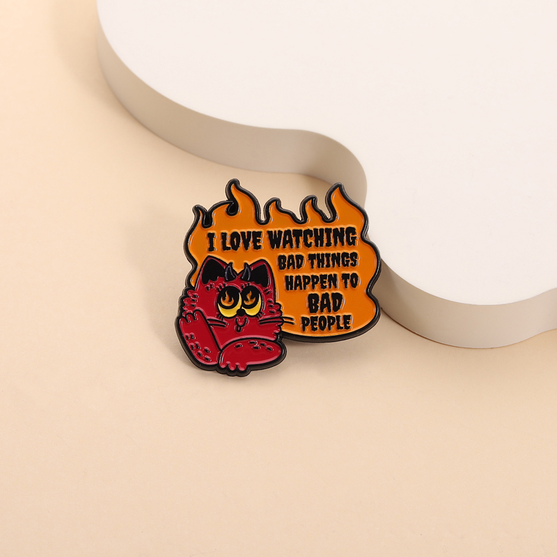 Evil Cat Enamel Pins Watching  - Zoe Jewelry Watches recensione e prezzo