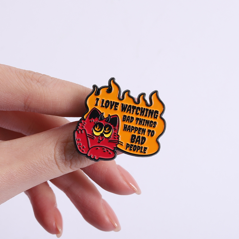 Evil Cat Enamel Pins Watching  - Zoe Jewelry Watches recensione e prezzo